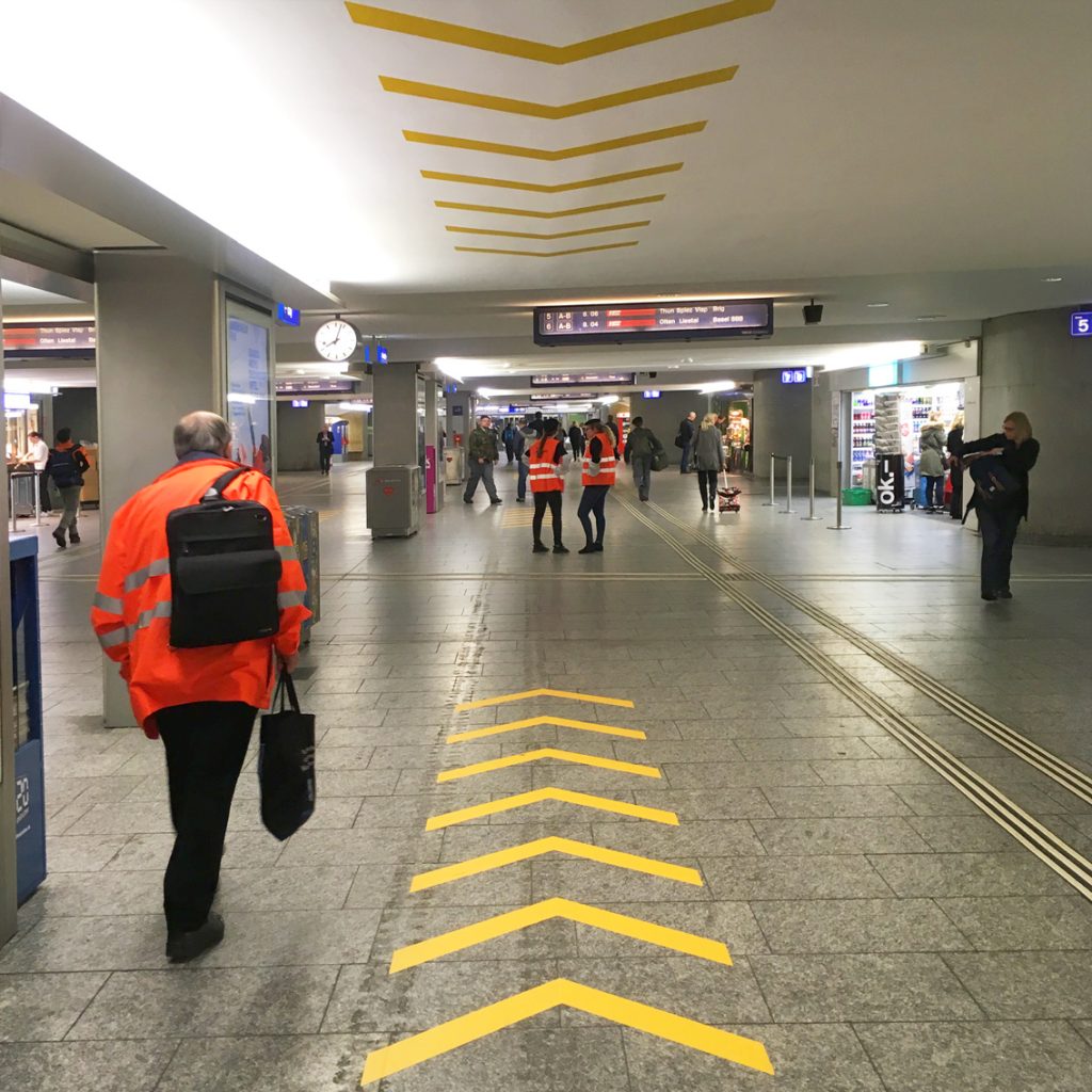 Unterführung Bahnhof Bern – Pfeilbemalung auf Boden und Decke